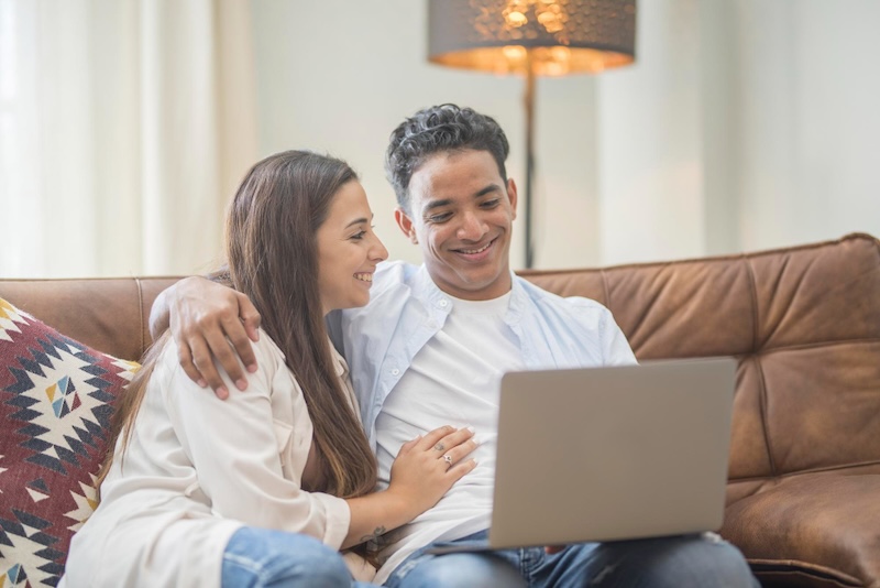 pareja sentada sofá ordenador portátil terapia