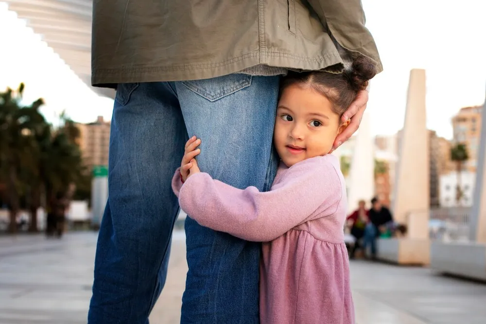 Padre pasando tiempo con su hija al aire libre el Día del Padre