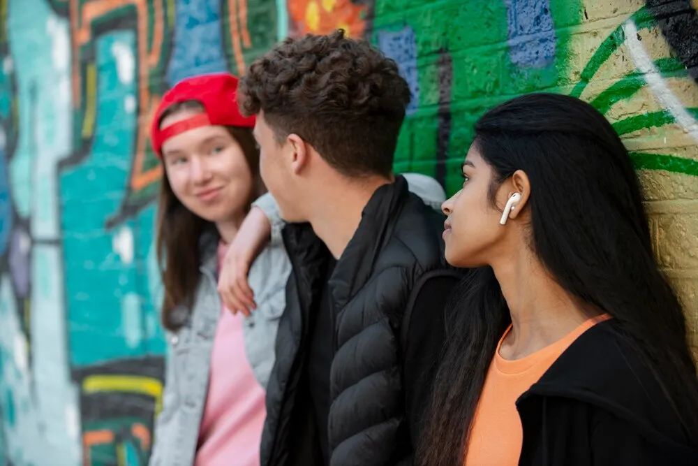 plano medio de adolescentes en el exterior