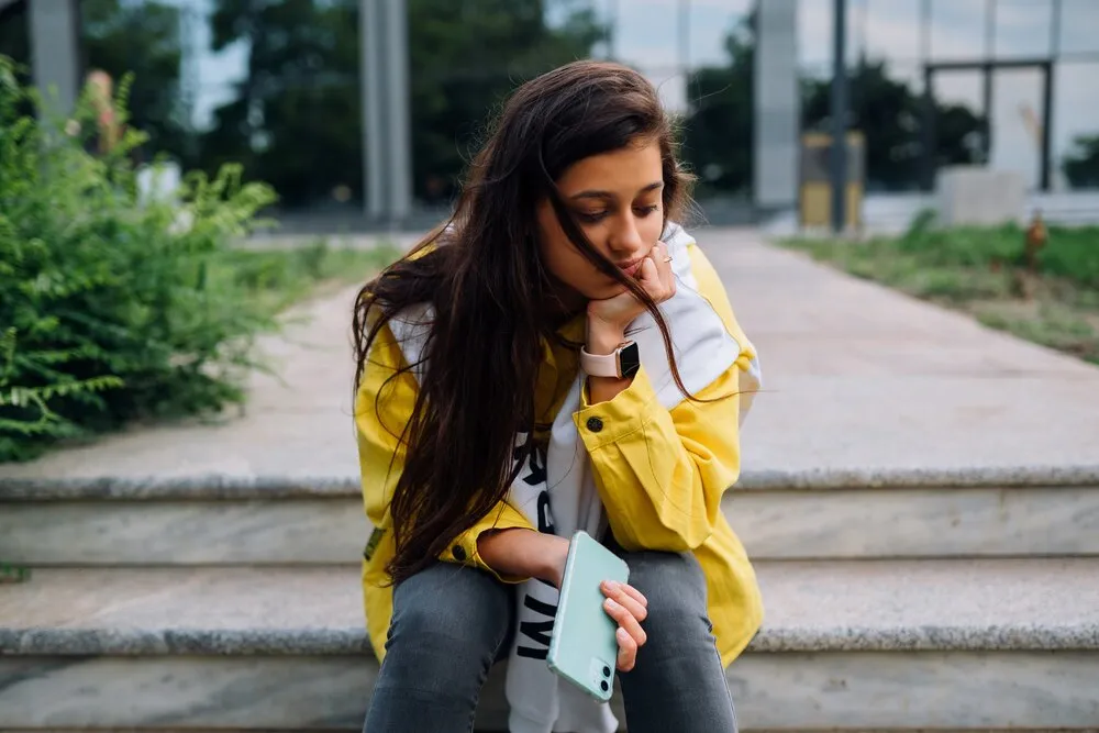 retrato de una joven hermosa y linda divirtiéndose y posando al aire libre.