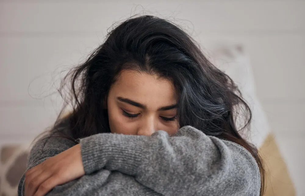 mujer con estrés y depresión por problemas de salud mental, soledad o ansiedad en casa, rostro femenino triste sufriendo de soledad, retraimiento o abuso con emoción depresiva sola en la habitación