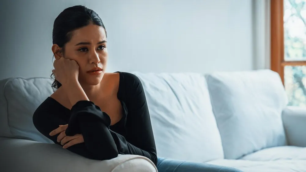 joven mujer asiática deprimida con problemas de salud mental necesita tratamiento urgente.