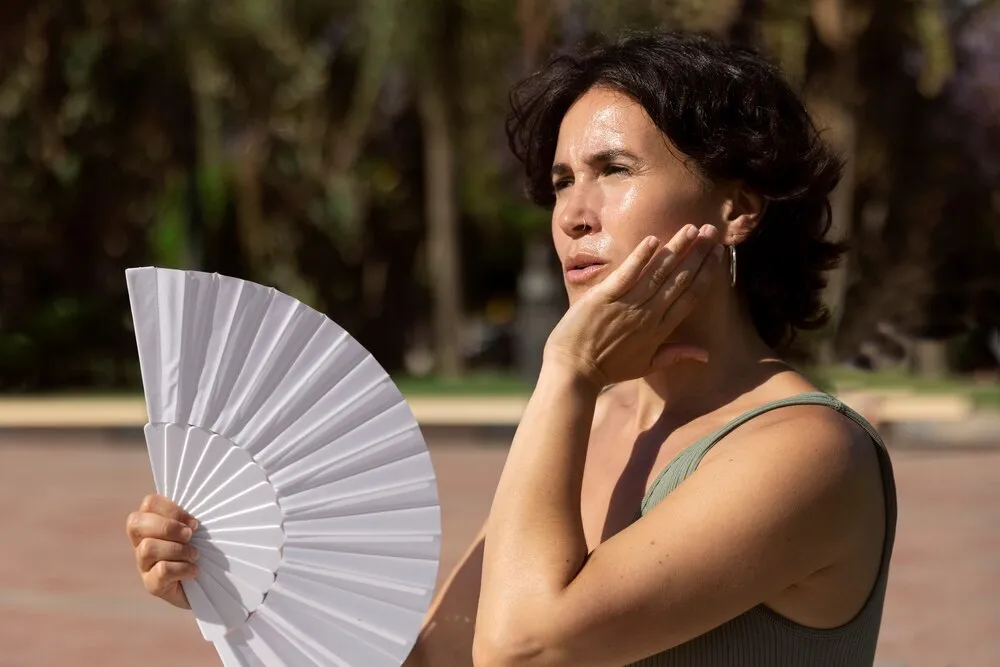 Mujer de edad avanzada con temperatura alta