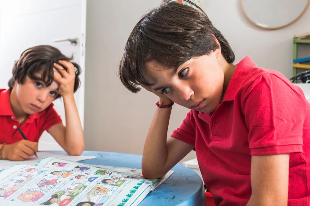 Los hermanitos estudian juntos