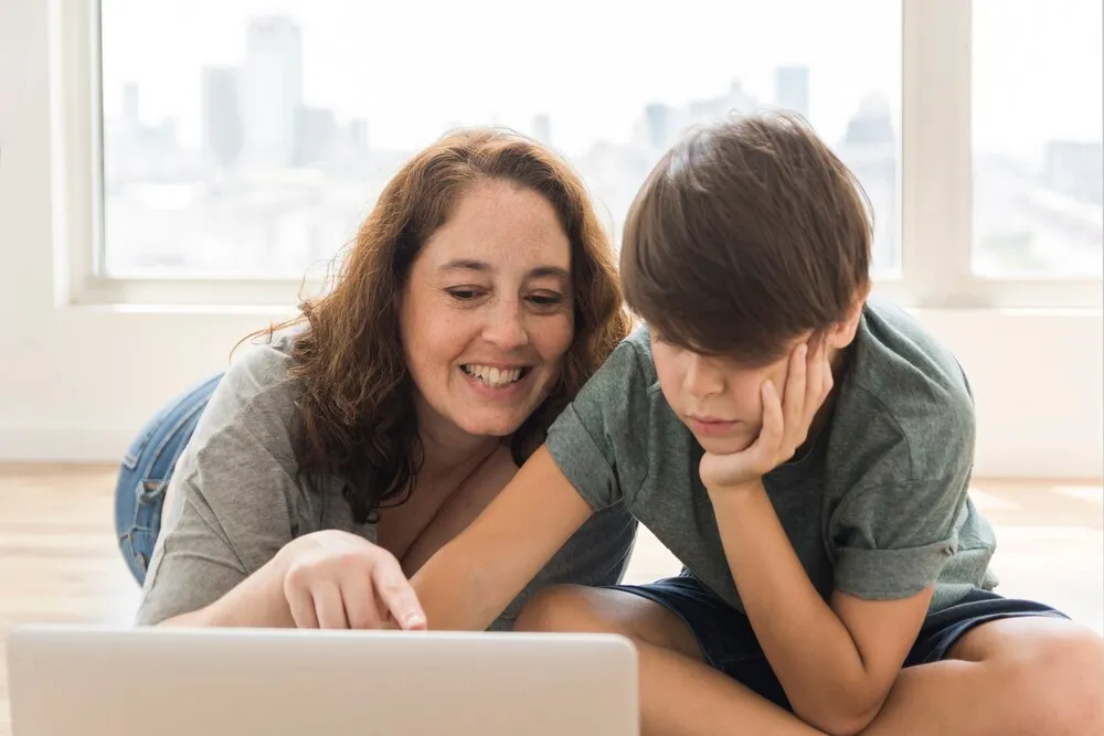Madre e hijo mirando una laptop