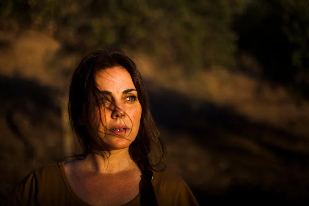 Retrato de mujer con el cabello en la cara