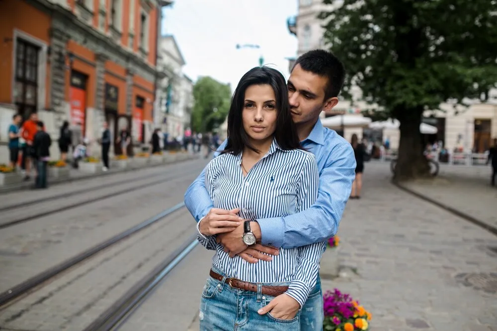 Pareja segura abrazándose en la calle