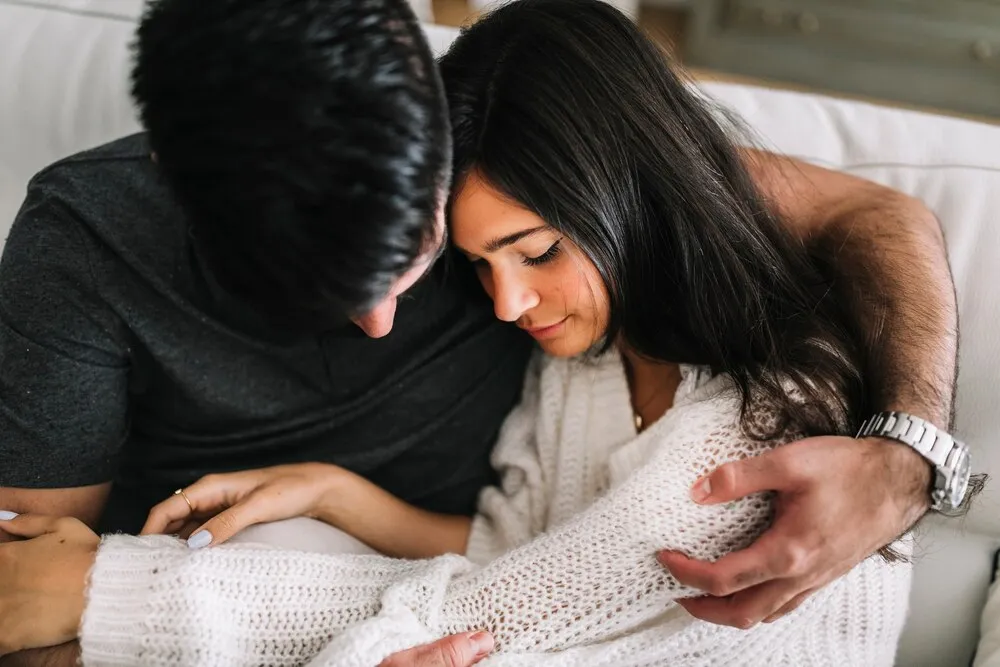 primer plano de un hombre abrazando a su novia