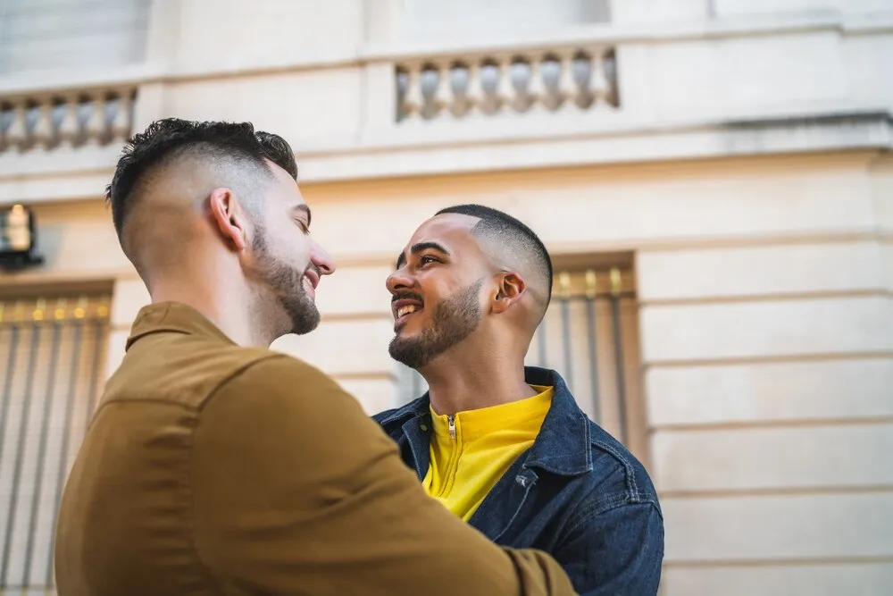 retrato de una pareja gay feliz pasando tiempo juntos y abrazándose en la calle