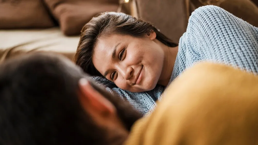 primer plano de una pareja mirándose