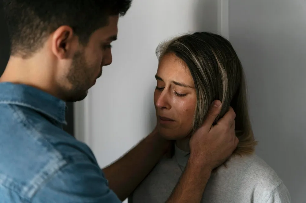 Hombre y mujer peleando en casa