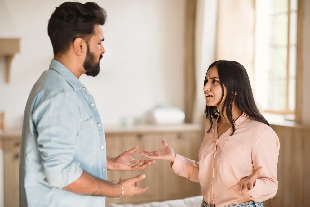 jóvenes esposos hindúes en una discusión acalorada en casa