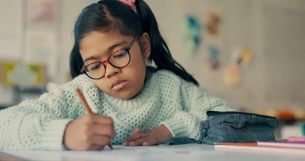 niña escribiendo en papel en la escuela para el aprendizaje educativo y evaluación del progreso en la academia, niña aplicada y examen para beca de desarrollo y pensamiento con resolución de problemas en clase