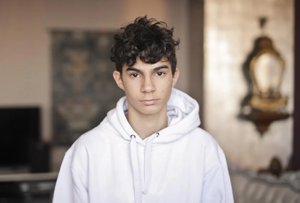 Retrato de joven adolescente caucásico en casa
