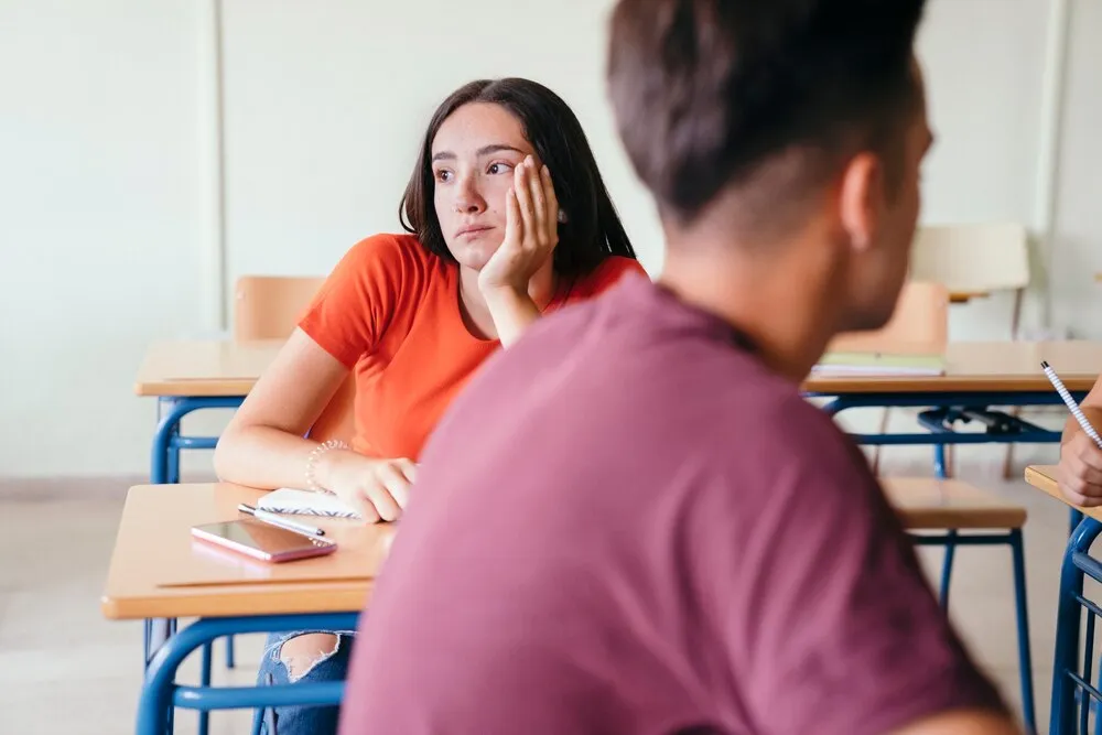 niña triste en el primer día de clases
