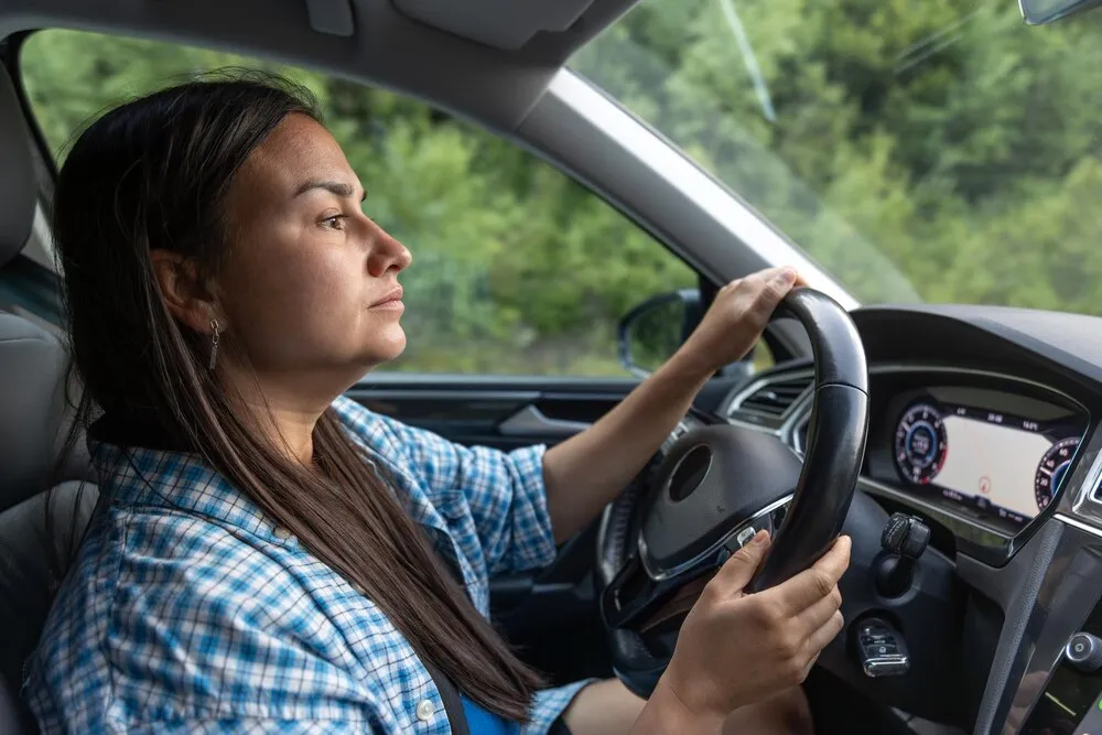mujer conductora enfocada en carretera de montaña estilo de vida al volante