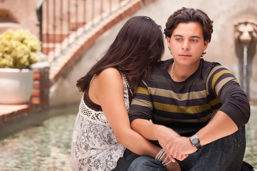 atractiva pareja hispana durante un momento serio