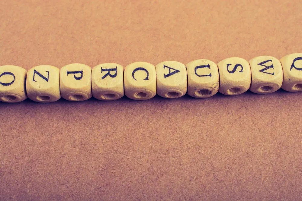 cubos de madera con letras del abecedario