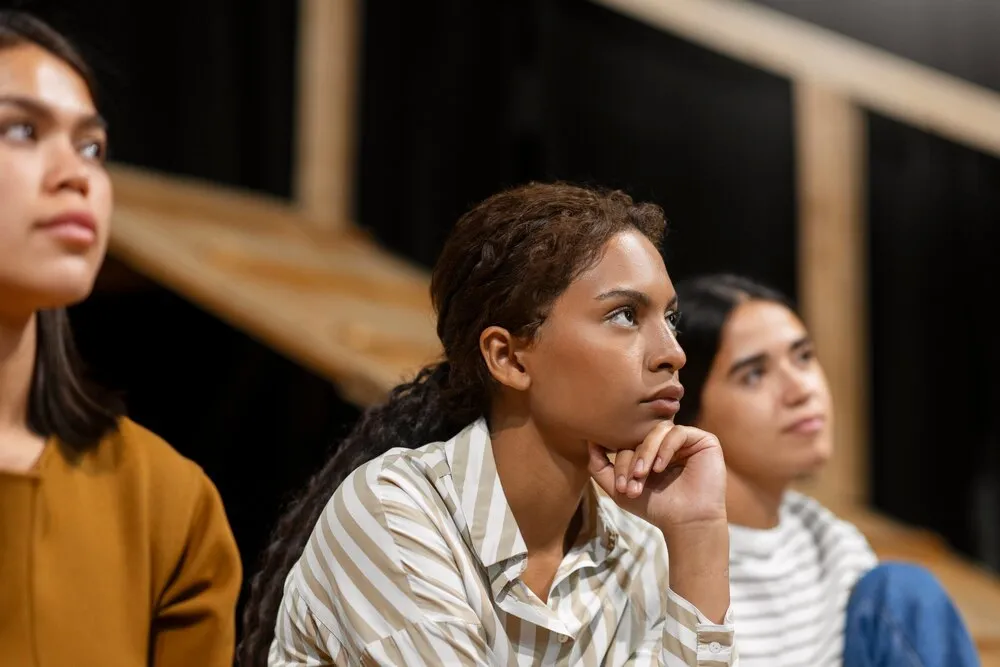 estudiantes repasando para la clase de teatro