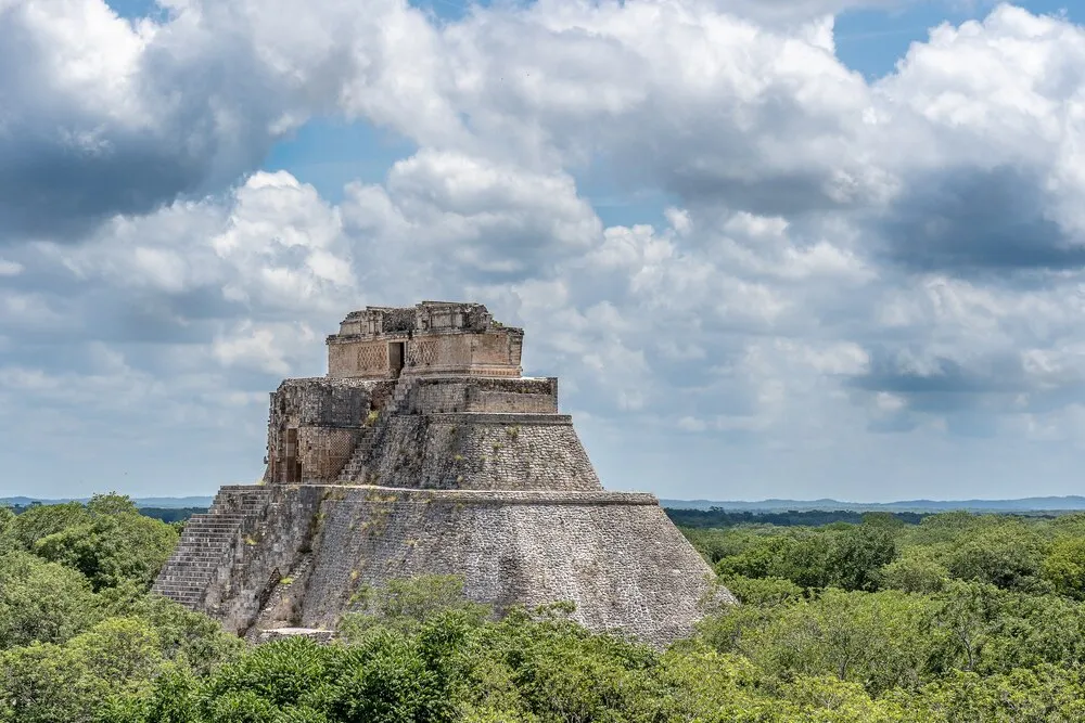 toma de gran angular de la pirámide del adivino en méxico