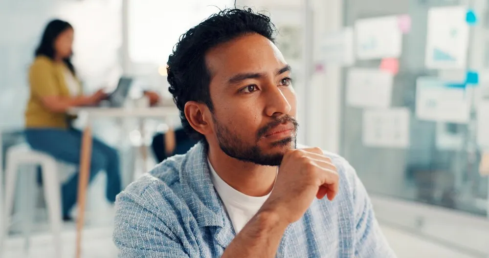 hombre pensando y visión en una startup para revisión de gestión de proyectos y toma de decisiones en agencia digital, persona desarrollador web y reflexión en la oficina, perspectiva y elección de carrera en la empresa