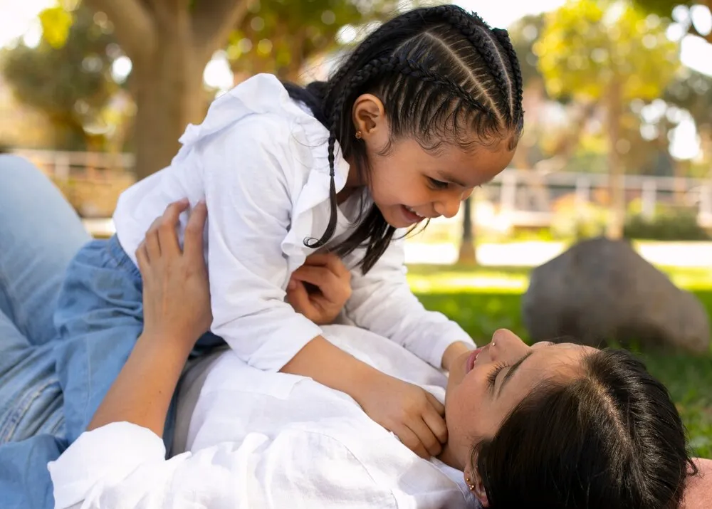 madre e hija pasando tiempo juntas al aire libre en el parque por el Día de las Madres