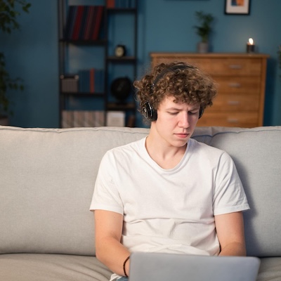 Sesión de terapia en línea para niños y adolescentes